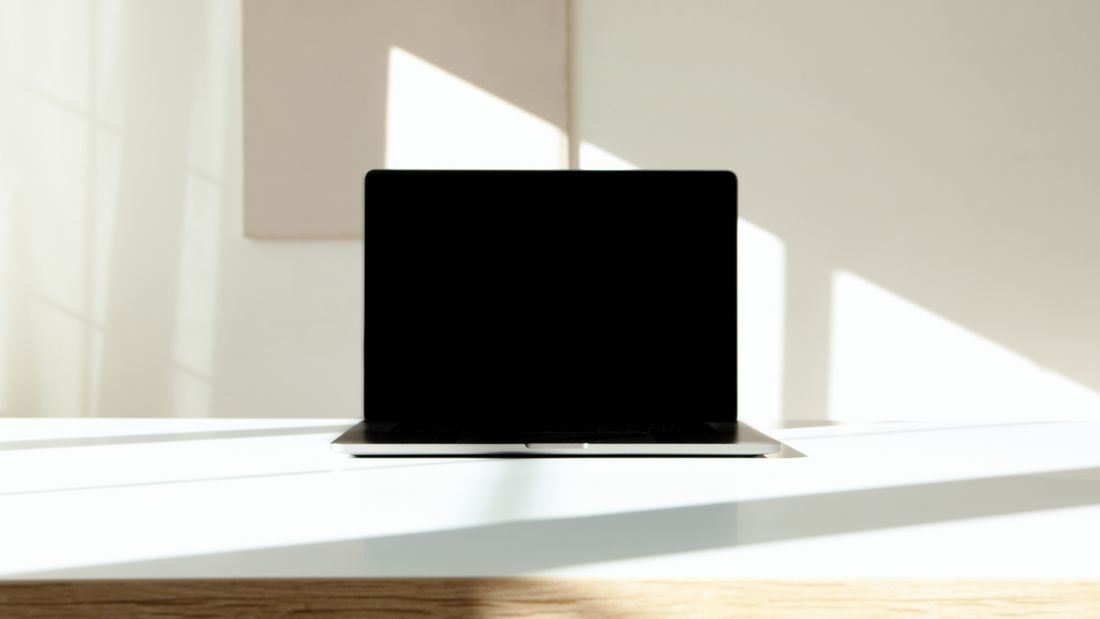 Laptop pe un birou luminos